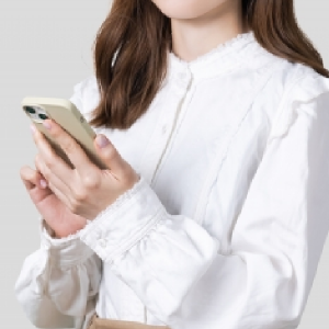 スマートフォンを操作する女性